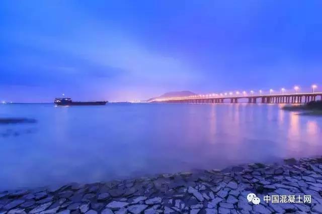 猶如一條發光巨龍臥在海面